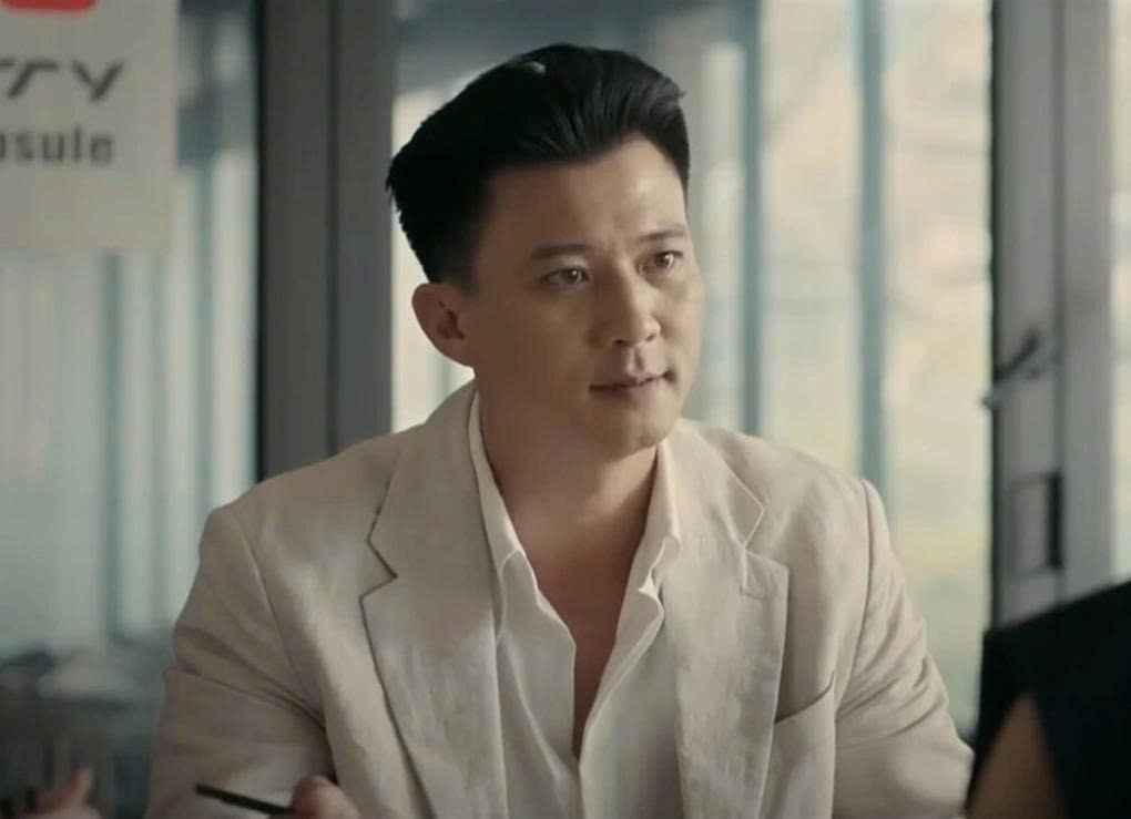 Hà Việt Dũng vào vai Viễn lúc trưởng thành trong "Cách em 1 milimet"