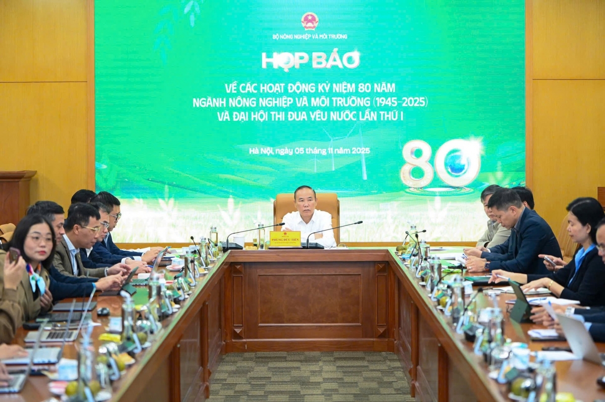 Thứ trưởng Bộ Nông nghiệp và Môi trường Phùng Đức Tiến chủ trì họp báo