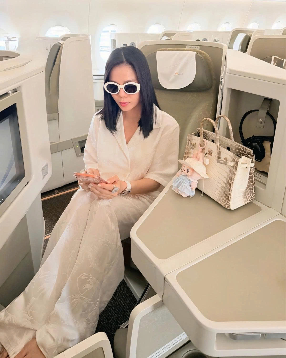 Ca sĩ Lệ Quyên chia sẻ cô thấy hạnh phúc vì được chạy show liên tục từ trong nước đến hải ngoại.