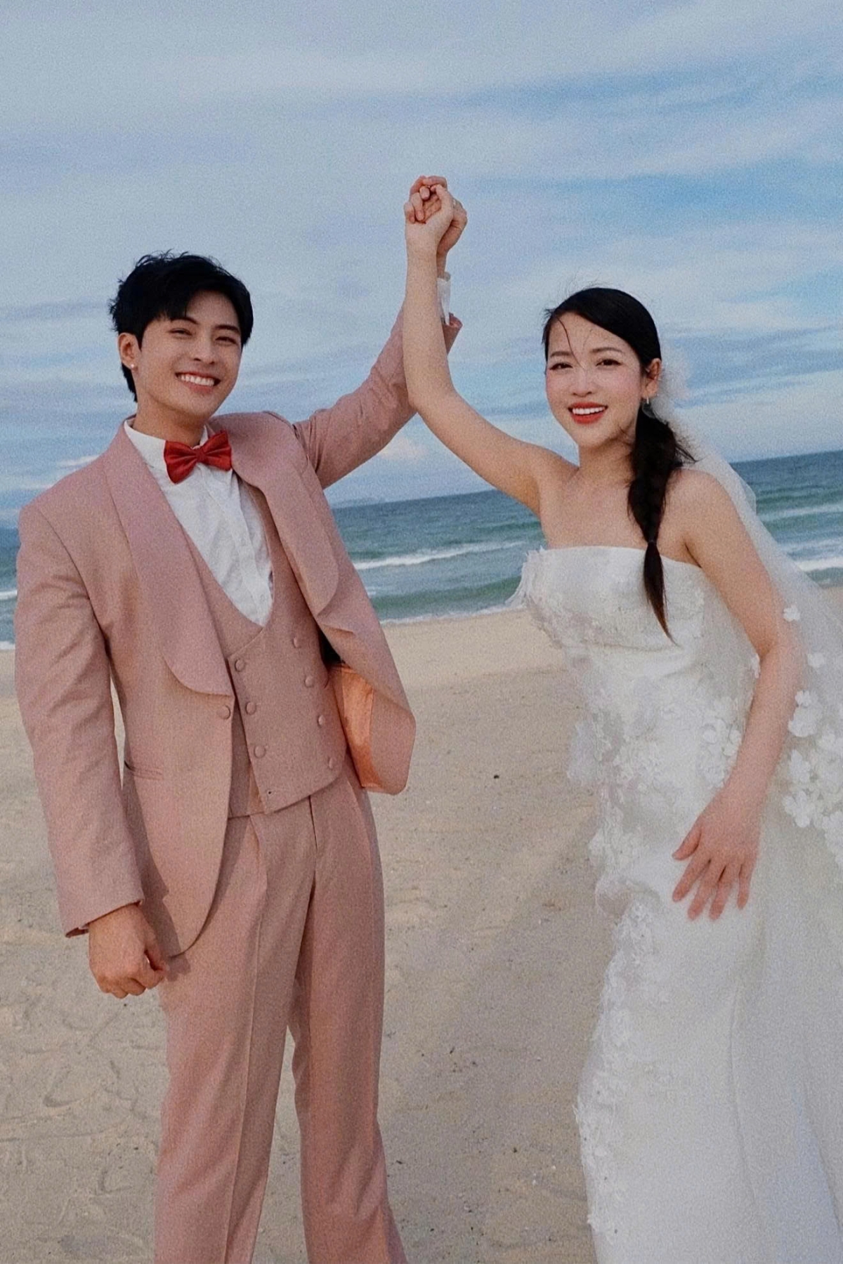 Gin Tuấn Kiệt đăng tải hình ảnh hai vợ chồng trong dịp kỷ niệm 2 năm về chung một nhà. Trong ảnh, cặp sao diện lại trang phục cưới và tạo dáng trên bãi biển ở Khánh Hòa.