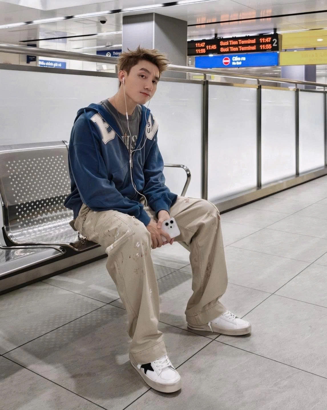 Sơn Tùng M-TP đăng loạt ảnh check-in tại metro số 1 (Bến Thành - Suối Tiên), thu về hàng chục nghìn lượt yêu thích từ người hâm mộ.