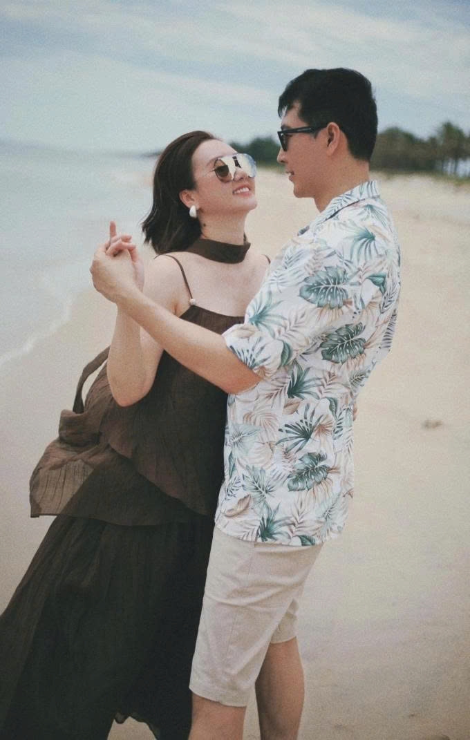 Diễn viên Hương Giang nói cô thấy hạnh phúc, bình yên suốt ba năm bên chồng, tính từ ngày cả hai bắt đầu hẹn hò. Nữ diễn viên bày tỏ với bạn đời: "Yêu anh, chồng của em".