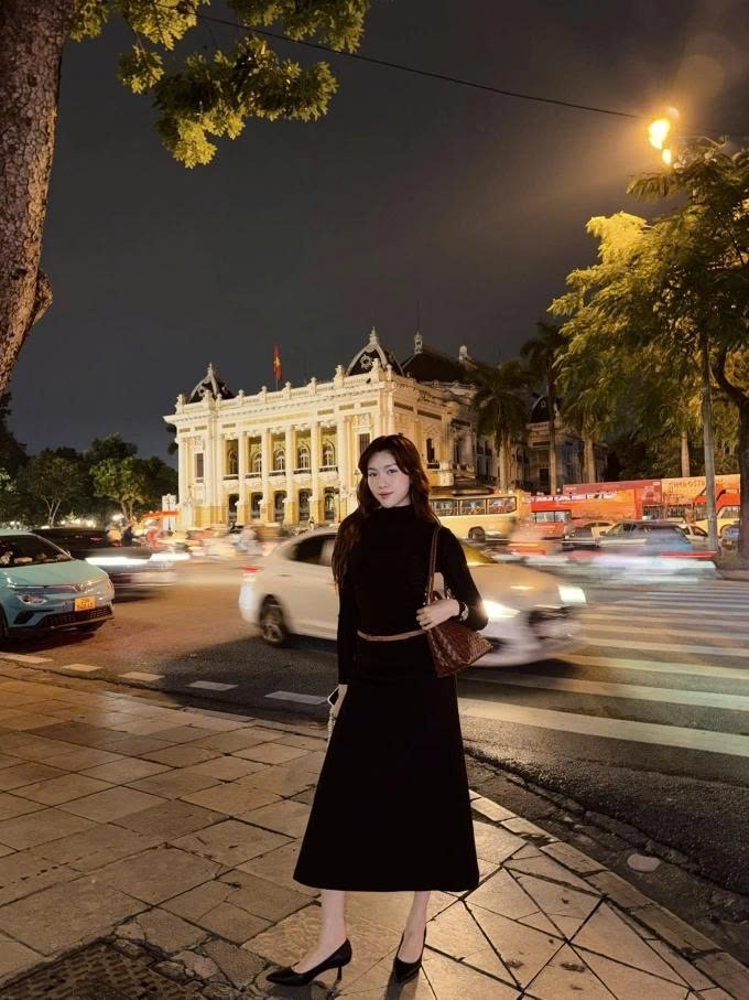 Thanh Thanh Huyền khoe khoảnh khắc thả dáng bên Nhà hát Lớn và viết: "Vạn vật đều thua Hà Nội vào thu".