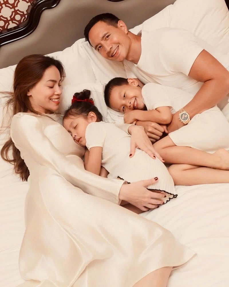 Hồ Ngọc Hà và Kim Lý kỷ niệm sinh nhật 5 tuổi cho cặp song sinh Lisa - Leon bằng bộ ảnh gia đình ấm áp.