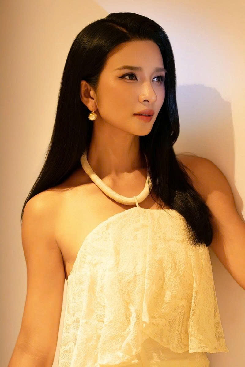 NSƯT Kim Tuyến đăng ảnh khoe vai trần cùng chú thích: "Không có những thứ mình yêu, hãy yêu những thứ mình đang có".