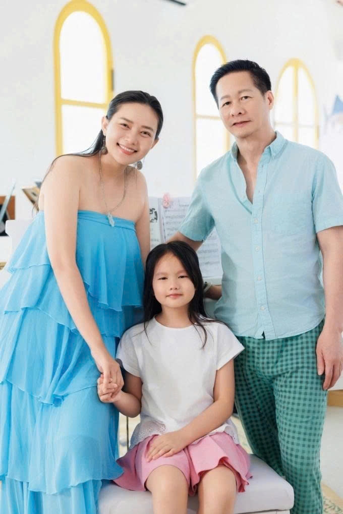 Nhân dịp kỷ niệm 10 năm đính hôn, Phan Như Thảo bận đi công tác, trong khi chồng cô - đại gia Đức An - ở nhà chăm sóc con gái. Người đẹp hẹn ông xã sẽ cùng ăn mừng khi trở về.