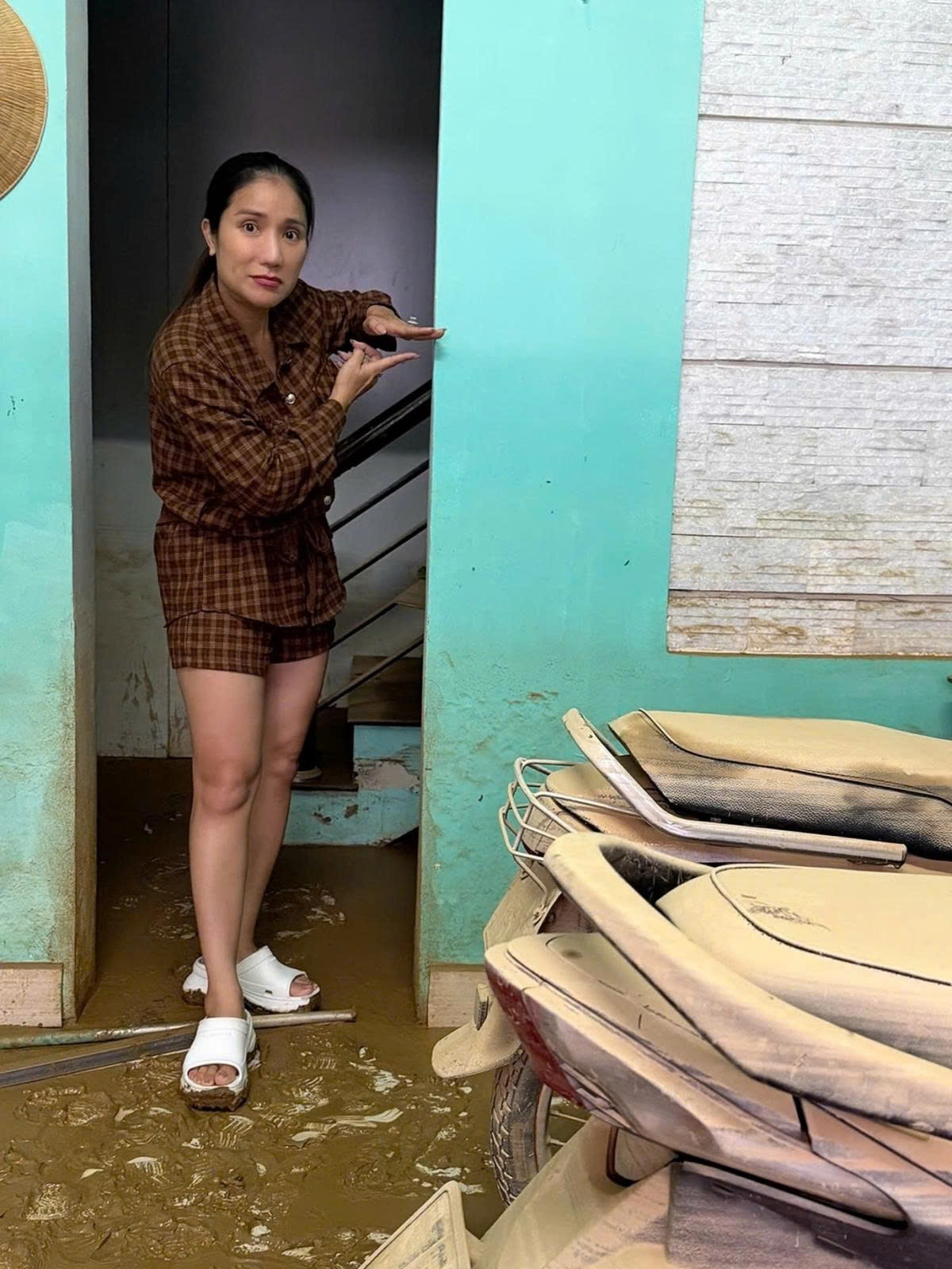 Căn nhà của gia đình MC Cát Tường ở Huế bị ẩm mốc, nền đầy bùn đất, đồ đạc hư hỏng gần hết sau đợt mưa lũ. Cát Tường cho biết nước ngập lên nửa tường tầng trệt, làm hai chiếc xe máy và nhiều đồ đạc khác bị hư hỏng, bám đầy bùn.