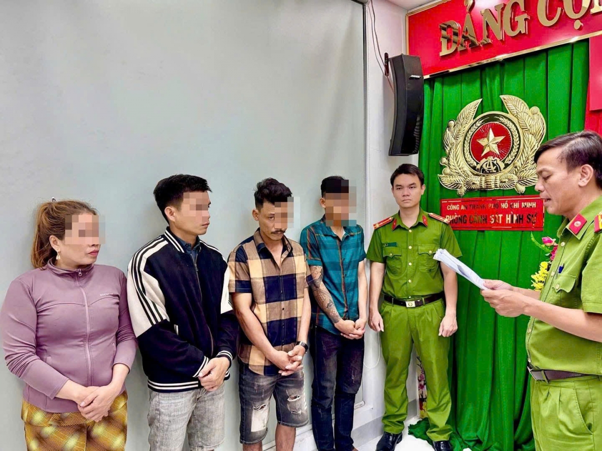 Các đối tượng tại trụ sở cơ quan công an.