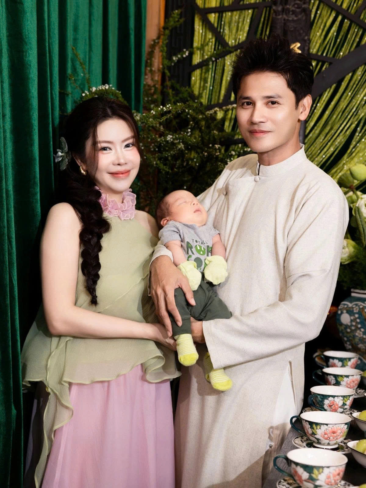 Vợ chồng diễn viên Anh Tài - Vũ Ngọc Ánh mừng con trai Mario tròn 1 tháng tuổi.