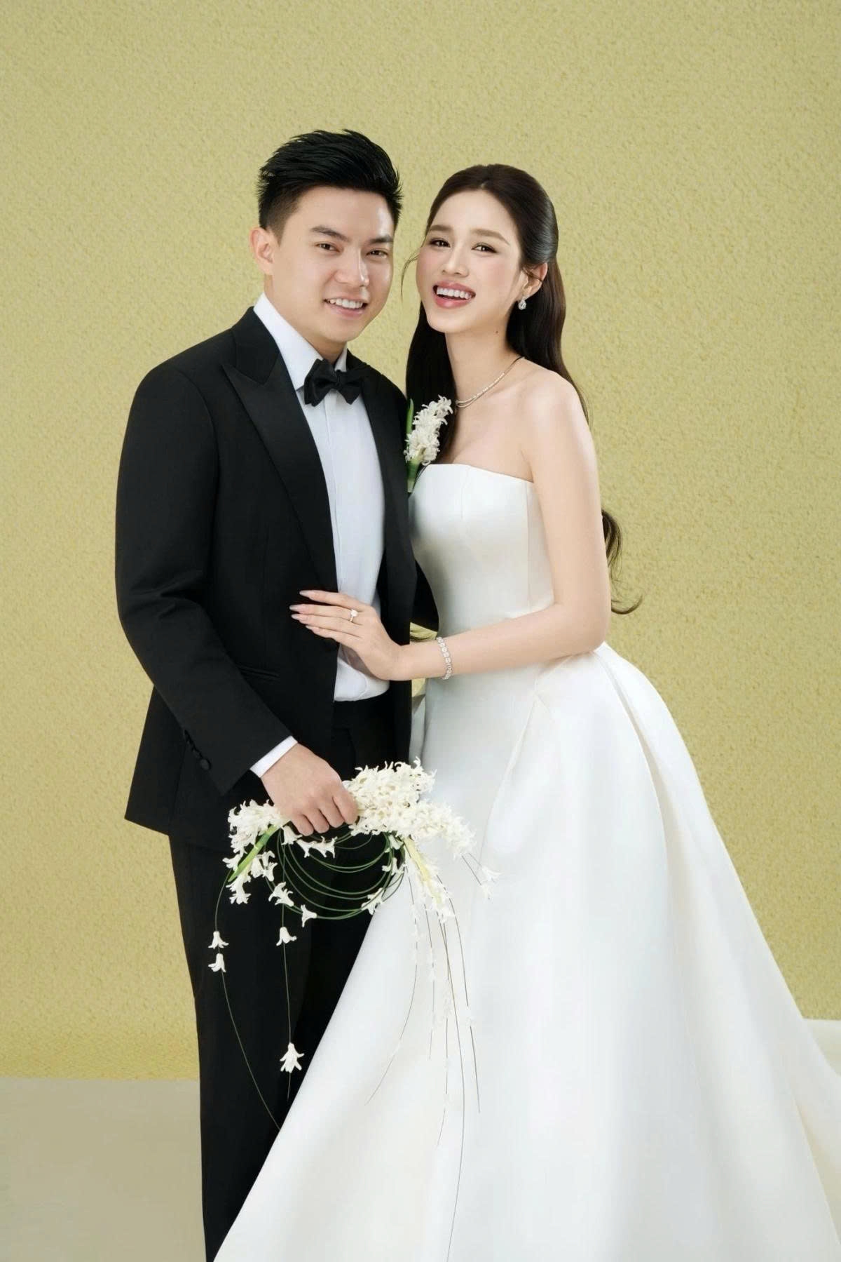 Trước hôn lễ ở Hà Nội vào 9/11, Hoa hậu Đỗ Thị Hà công bố bộ ảnh cưới cô thực hiện cùng ông xã Viết Vương trong bối cảnh studio tối giản.