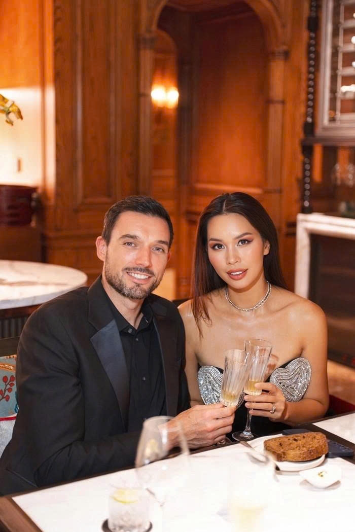 Siêu mẫu Hà Anh cùng ông xã trốn con đi ăn tối lãng mạn kỷ niệm 10 năm ngày cưới. Cô nói nhìn lại hành trình hôn nhân, thấy biết ơn vì tình yêu của chồng và có hai con Myla, Luca.