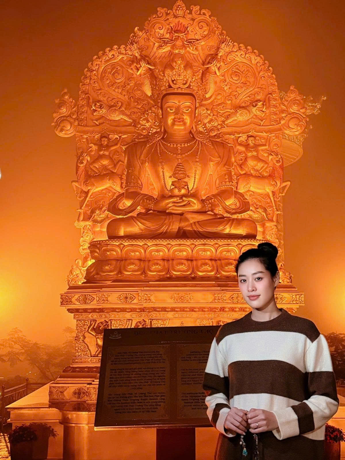 Hoa hậu Khánh Vân tận hưởng không khí đêm trong lành và an yên tại Samten Hills Đà Lạt.