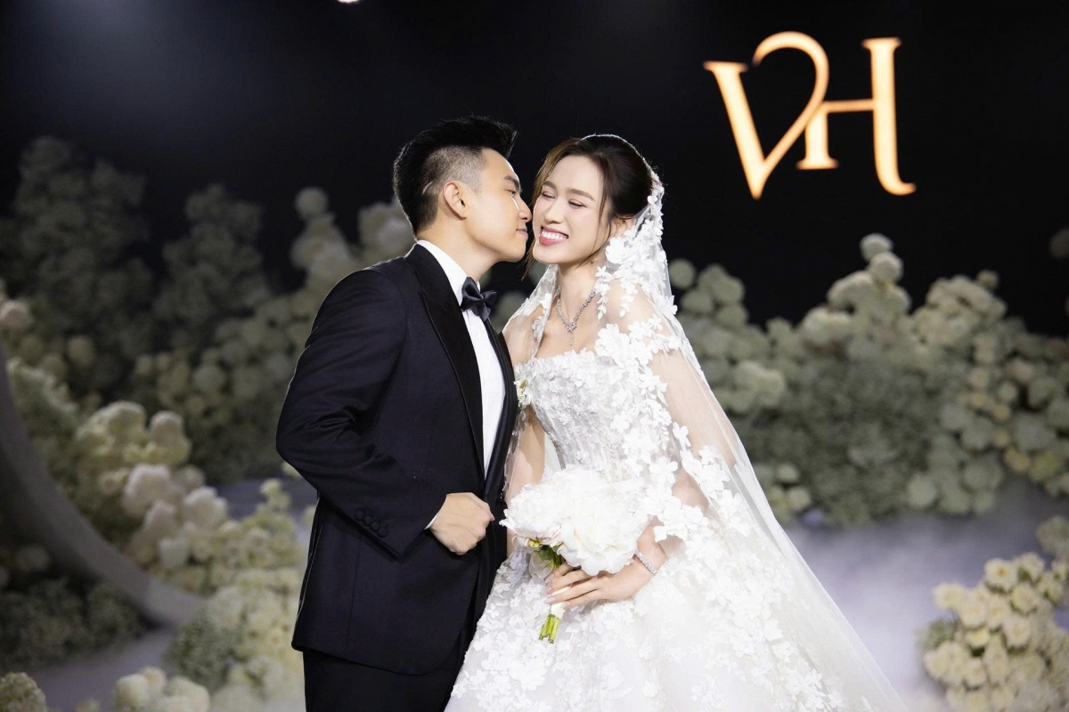 Hoa hậu Việt Nam 2020 Đỗ Thị Hà cùng doanh nhân Nguyễn Viết Vương tổ chức tiệc cưới hoành tráng tại khách sạn 5 sao ở Hà Nội. Trong không gian tràn ngập sắc trắng, Đỗ Thị Hà nhiều lần rơi nước mắt khi cùng chồng nói lời thề nguyện trong đám cưới. (Ảnh: Linh Lê Chí)