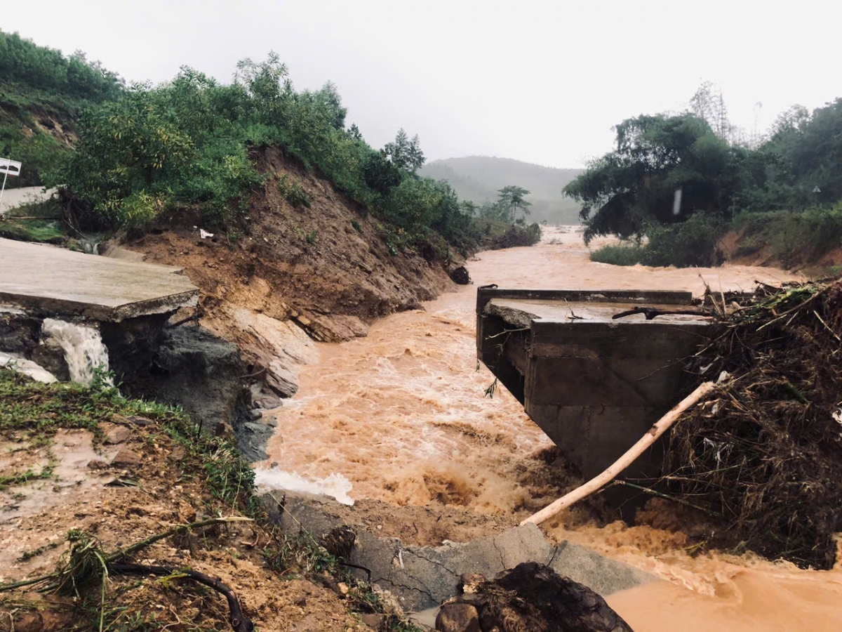 Mố cầu cầu Nước Bao bị nước lũ cuốn trôi. (Ảnh: UBND xã Sơn Hà cũng cấp)