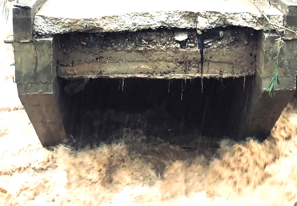 Nước lũ cuồn cuộn đổ về khu vực cầu hư hỏng. (Ảnh: UBND xã Sơn Hà cũng cấp)