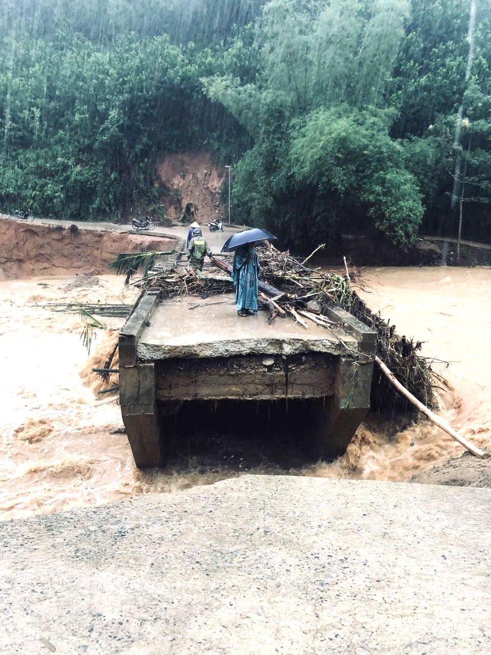 Cầu bị gãy gây chia cắt giao thông (Ảnh: UBND xã Sơn Hà cung cấp)