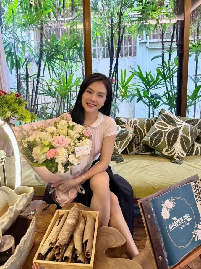 Diễn viên Vân Trang mua xe hơi tiền tỷ màu trắng, 5 chỗ, để tiện đưa đón các con đi học và phục vụ những chuyến dã ngoại cuối tuần của gia đình.