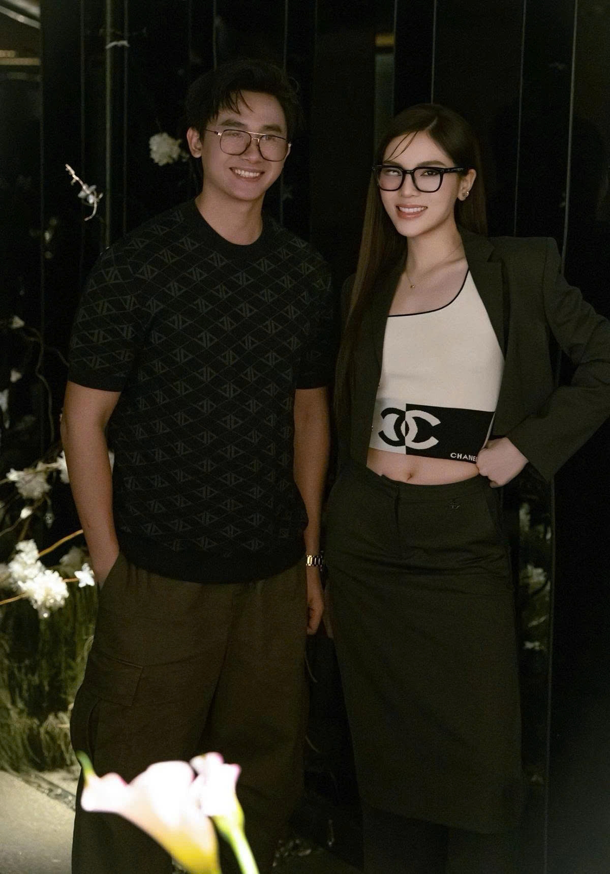 Người mẫu Phạm Kiên - bạn trai Diệp Lâm Anh diện đồ đơn giản, năng động đến chúc mừng sinh nhật Hoa hậu Kỳ Duyên. Diệp Lâm Anh cũng có mặt trong buổi tiệc riêng tư. Cô không chụp ảnh chung với bạn trai dù cả hai ngồi cạnh nhau. Phạm Kiên là người mẫu, kém Diệp Lâm Anh 11 tuổi.