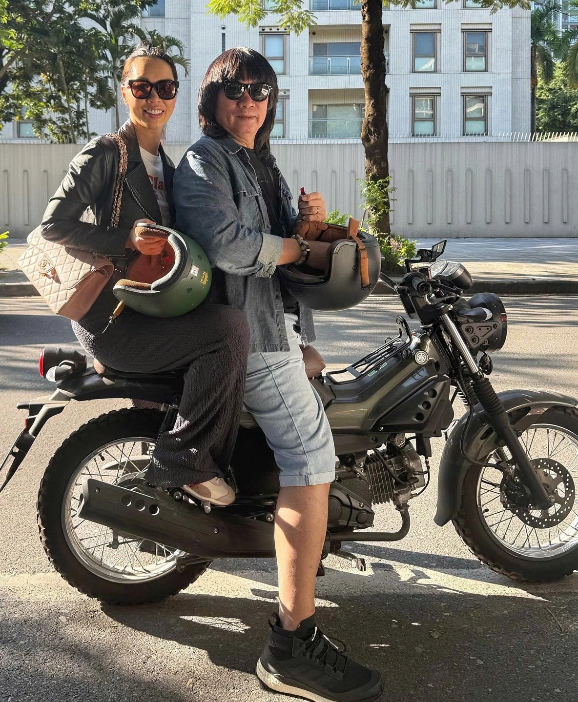 Siêu mẫu Hà Anh khoe mới về Hà Nội thăm gia đình, được bố chở bằng xe máy đi dạo phố, uống cà phê.