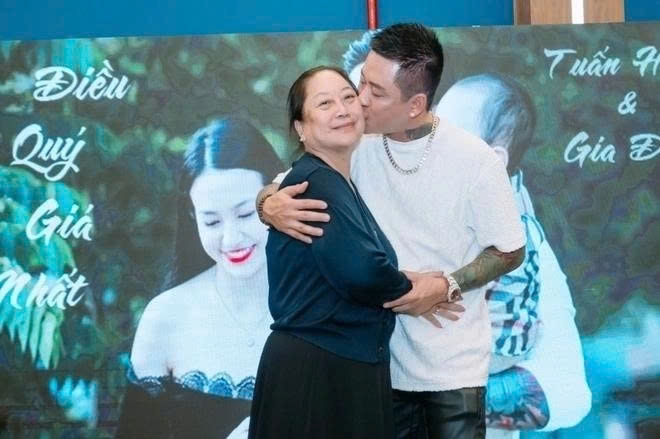 Sau khi chu toàn việc hiếu sự cho mẹ, ca sĩ Tuấn Hưng viết trên trang cá nhân: "Hôm nay là ngày buồn nhất kể từ khi con sinh ra đời vì phải xa mẹ. Không có nỗi đau, mất mát nào lớn bằng sự chia ly này, và chúng con phải chấp nhận sự thật như một phần của cuộc sống".