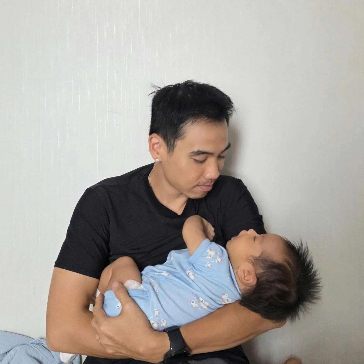 Nhiếp ảnh gia Tuấn Khôi - chồng hoa hậu H'Hen Niê - đăng hình bế con gái Harley 2 tháng tuổi và bày tỏ: "Chỉ cần nghe con ê a là cảm thấy tràn đầy năng lượng cho ngày mới".