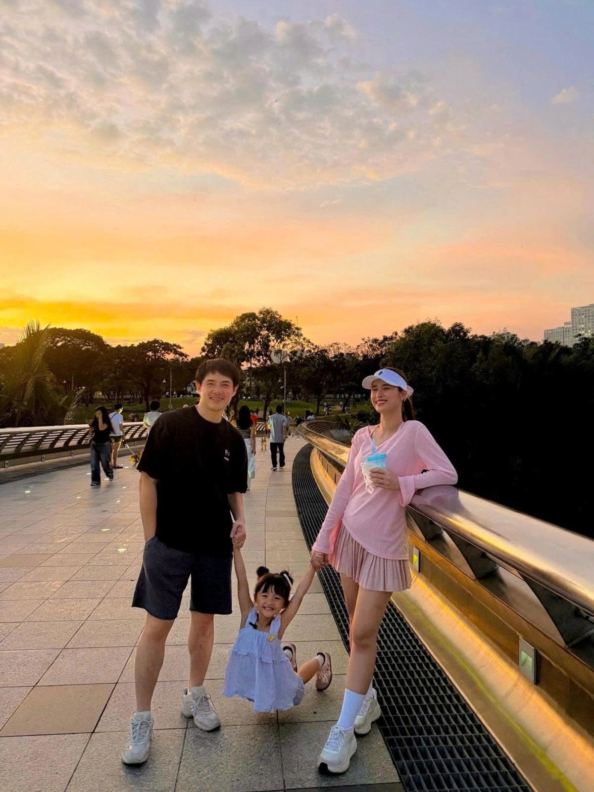 Vợ chồng Đông Nhi - Ông Cao Thắng rạng rỡ chơi đùa cùng con gái.