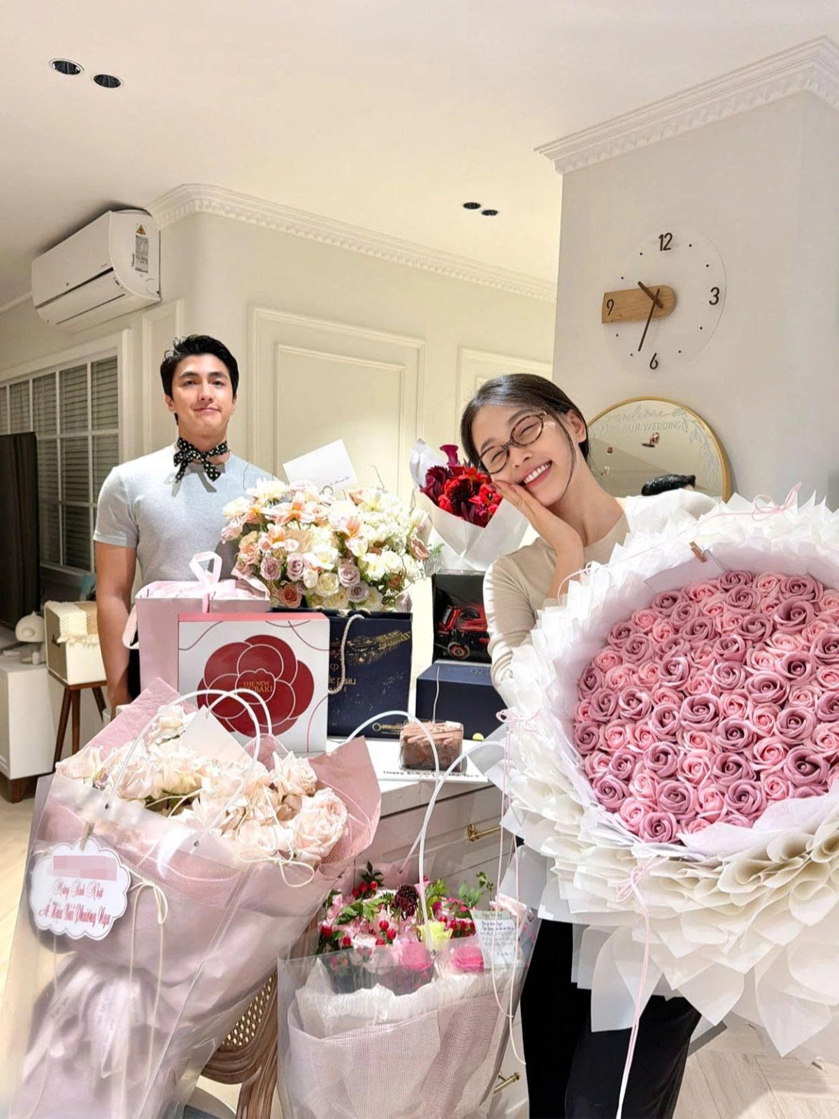 Á hậu Phương Nga đăng ảnh cùng ông xã, nhắn gửi bản thân: "Chúc bạn tuổi mới bớt cảm vặt, ăn nhiều vừa không béo, vừa không bị ngộ độc, đi golf đều mà không đau lưng".