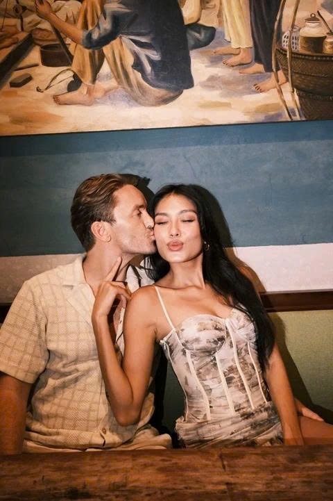 Thảo Nhi Lê chia sẻ những khoảnh khắc hạnh phúc trong bữa tiệc sinh nhật ở TP.HCM. Cô và bạn trai người Pháp trao nhau nụ hôn lãng mạn.