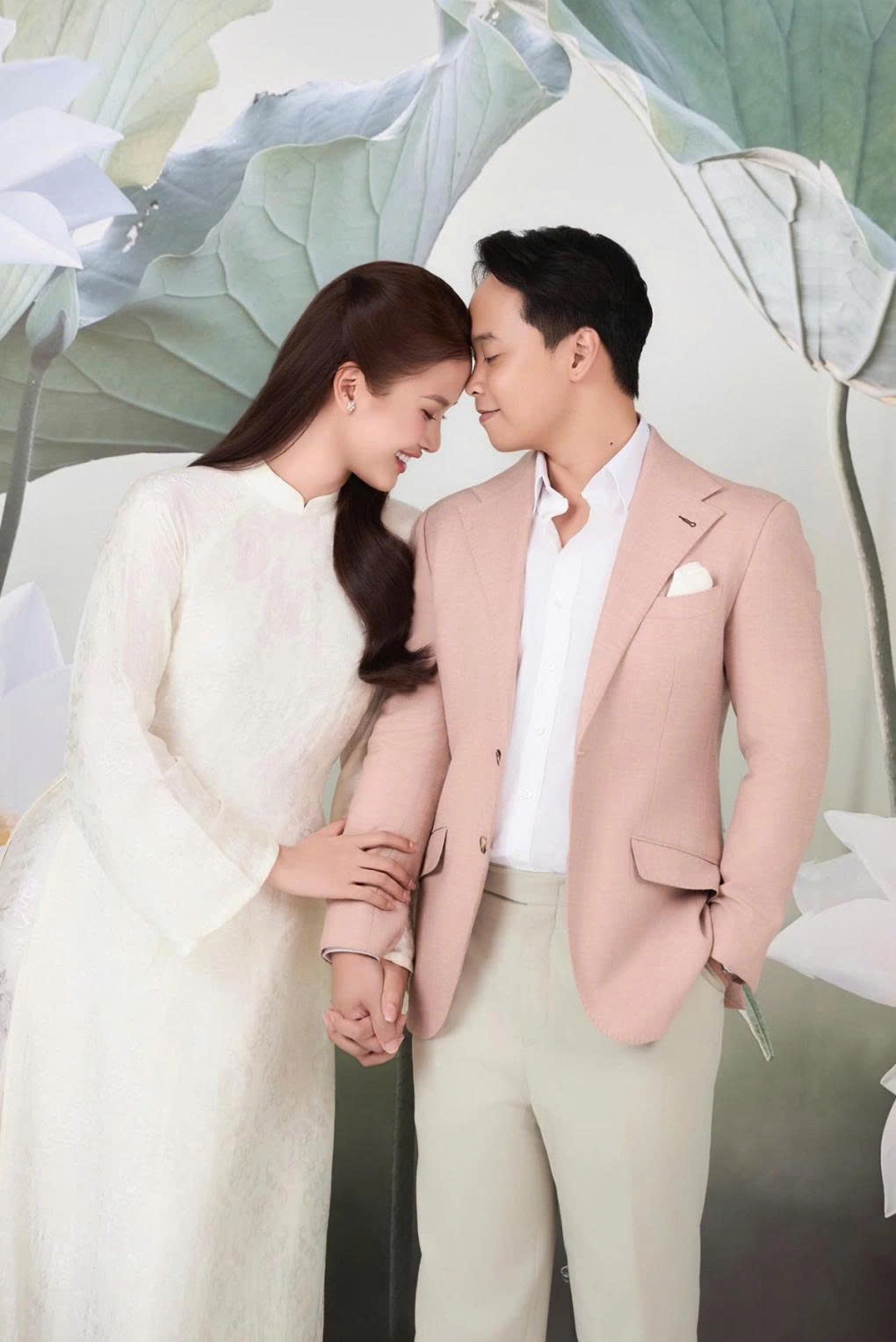 Á hậu Hương Ly đang hoàn tất những khâu cuối cùng cho hôn lễ. Ngày trọng đại của cô diễn ra vào 6/12 ở Hà Nội. Những ngày qua, Hương Ly và chồng đã gửi thiệp mời cưới tới người thân, bạn bè và đồng nghiệp hai bên.