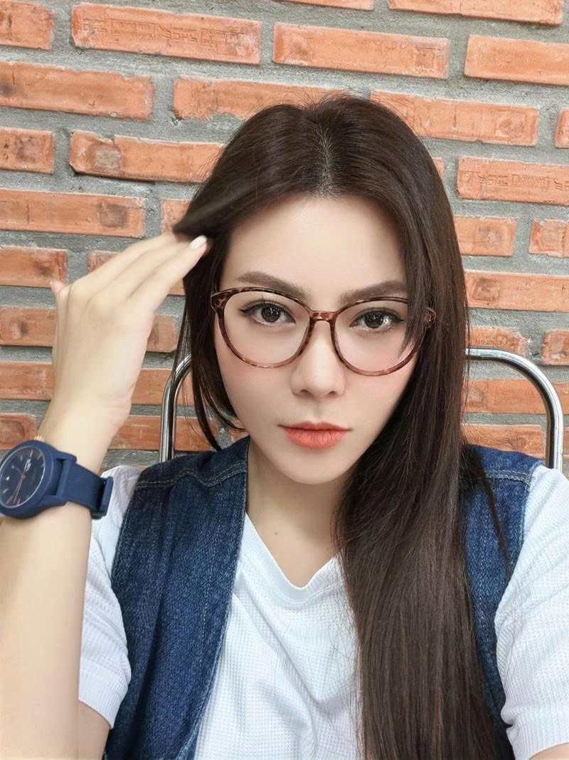 Diễn viên Thanh Hương chia sẻ việc chuyển sang làm mẫu không đồng nghĩa cô ngừng đóng phim, chỉ là “không khoe thôi”.