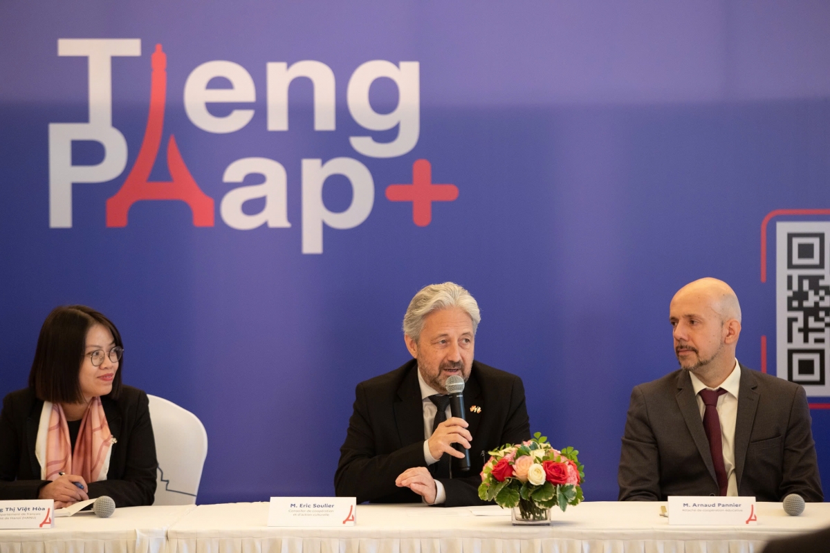 Ông Eric Soulier, Tham tán Hợp tác và Hoạt động Văn hóa của Đại sứ quán Pháp (giữa)