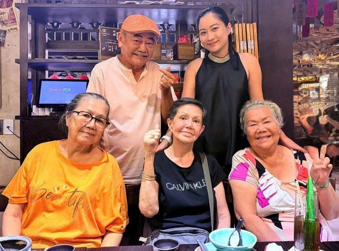 NSND Việt Anh đưa bà xã Chân Chân đi gặp gỡ, dự tiệc cùng đại gia đình ông. Nghệ sĩ sinh ra trong gia đình có 10 người con nhưng 4 người đã qua đời, hiện còn 6 người, ba gái, ba trai.