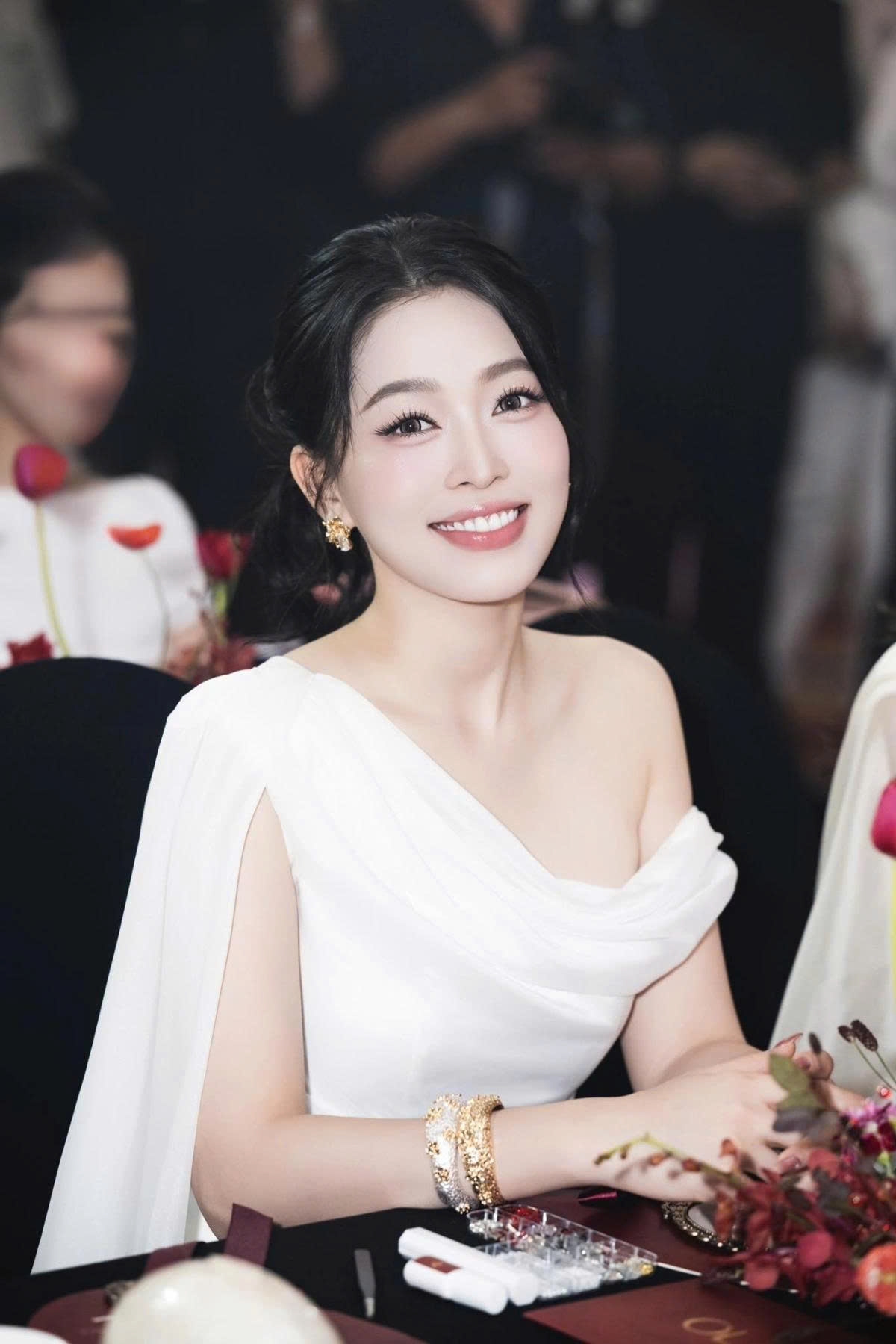 Á hậu Phương Nga tự chúc mừng sinh nhật, mong tuổi mới bình yên và trọn vẹn hạnh phúc bên người thân, đặc biệt là ông xã Bình An. “Chúc bạn tuổi mới bớt cảm vặt, ăn nhiều vừa không béo, vừa không bị ngộ độc; đi golf đều mà không bị đau lưng”, người đẹp viết.