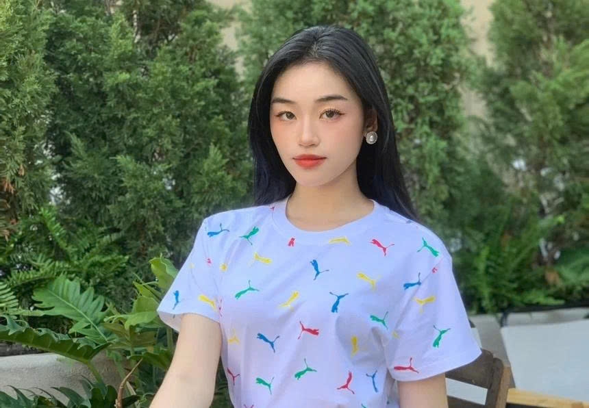 Hoa hậu Yến Nhi cho biết nước lũ vẫn dâng cao tại Đắk Lắk, nhiều người dân nơi cô sinh sống đang bị mắc kẹt giữa biển nước. Người đẹp cho biết cô mất liên lạc với cha và bà con trong thôn. Lần cập nhật cuối cùng từ quê nhà, cha cô đang kiệt sức sau khi đưa bà nội đến điểm tập kết tại trường học cùng mọi người.