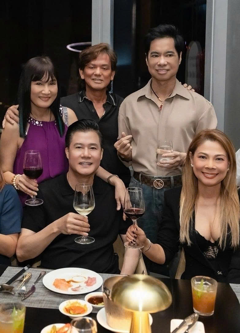 Vợ chồng Hiền Mai (trái) cùng Ngọc Sơn, Quang Dũng tiếp đón Thanh Thảo dịp cô về nước biểu diễn.