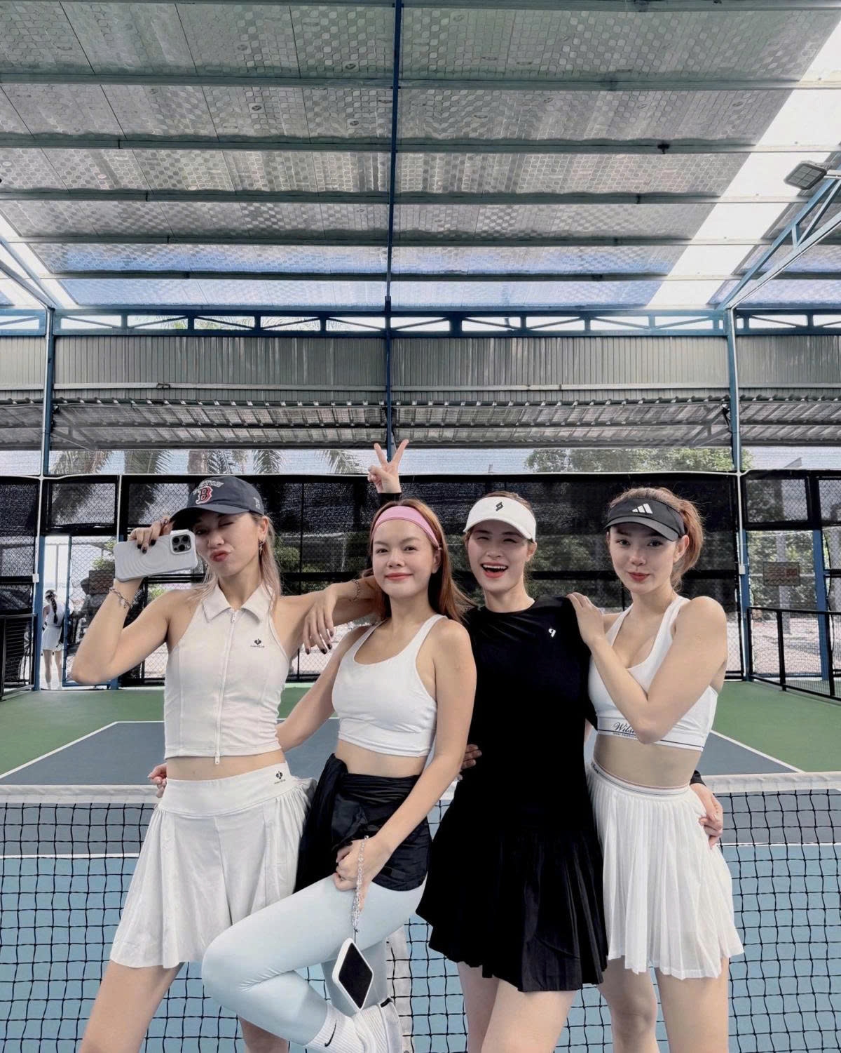 4 người đẹp gồm Đồng Ánh Quỳnh, Phạm Quỳnh Anh, Đông Nhi và Minh Hằng cùng đi chơi pickleball.