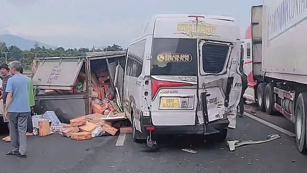 Hàng cứu trợ trên xe đổ ra đường 