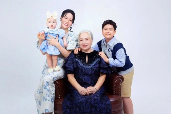 Diễn viên Nhật Kim Anh khoe hạnh phúc bên mẹ và hai con” nếp, đủ tẻ” trong bộ ảnh gia đình, dịp bé Julia tròn 6 tháng tuổi. Cô nói cô trân trọng từng khoảnh khắc hạnh phúc khi được quây quần bên mẹ và các con.