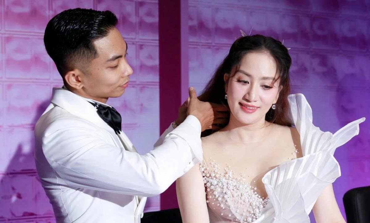 Khánh Thi đăng ảnh được ông xã Phan Hiển ân cần chăm sóc ở hậu trường một chương trình.