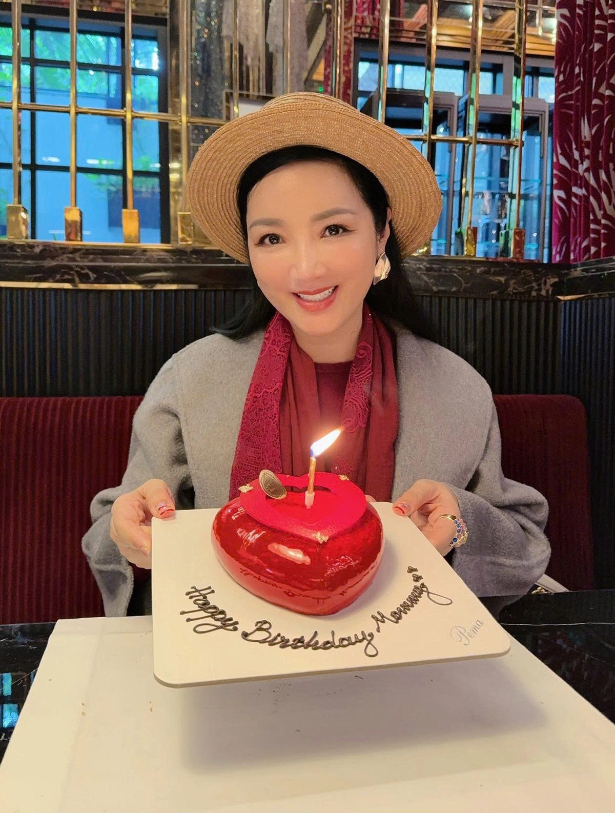 Giáng My ra Hà Nội đón sinh nhật giản dị bên con gái và người thân.