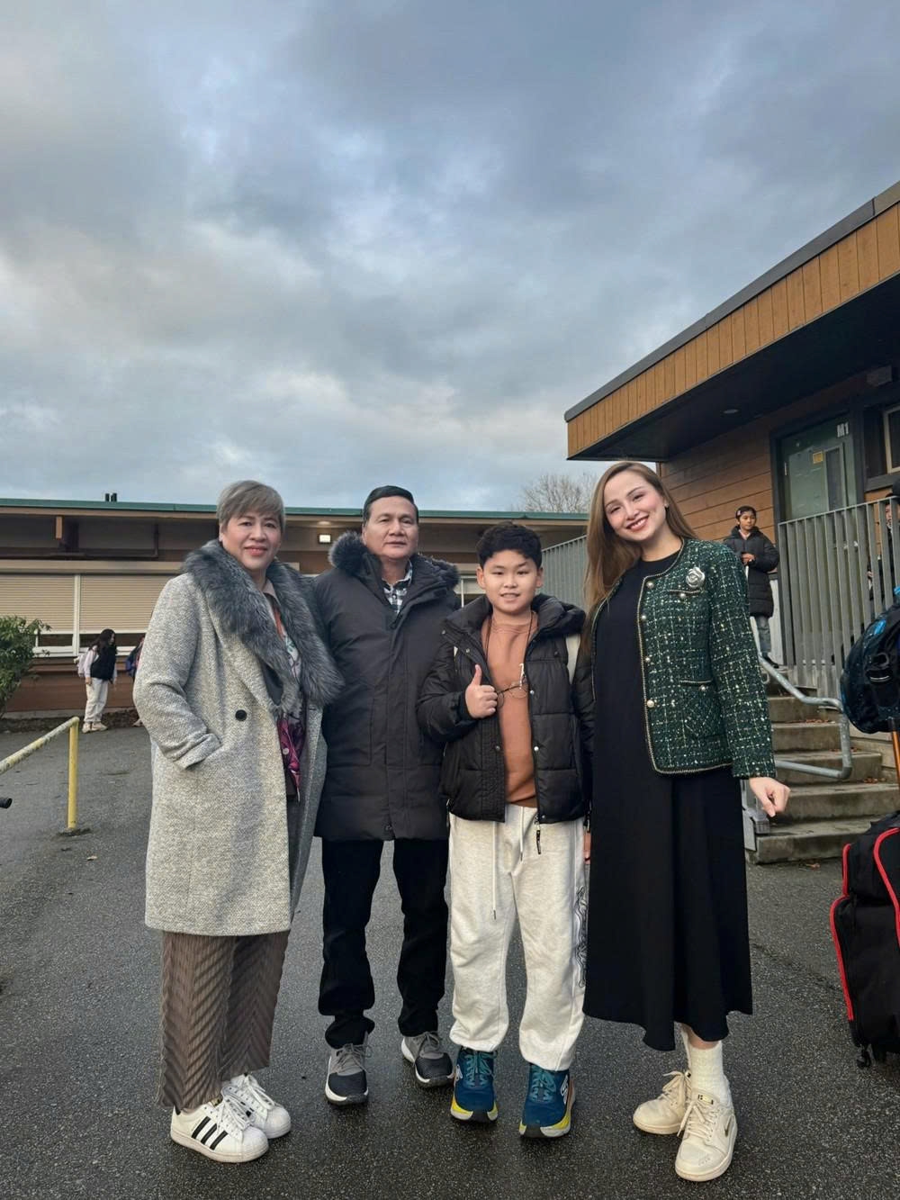 Hoa hậu Diễm Hương vui mừng khi con trai Noah được học tại ngôi trường tuyệt vời với sân chơi rộng lớn như sân thi đấu, ông bà ngoại rất hài lòng.