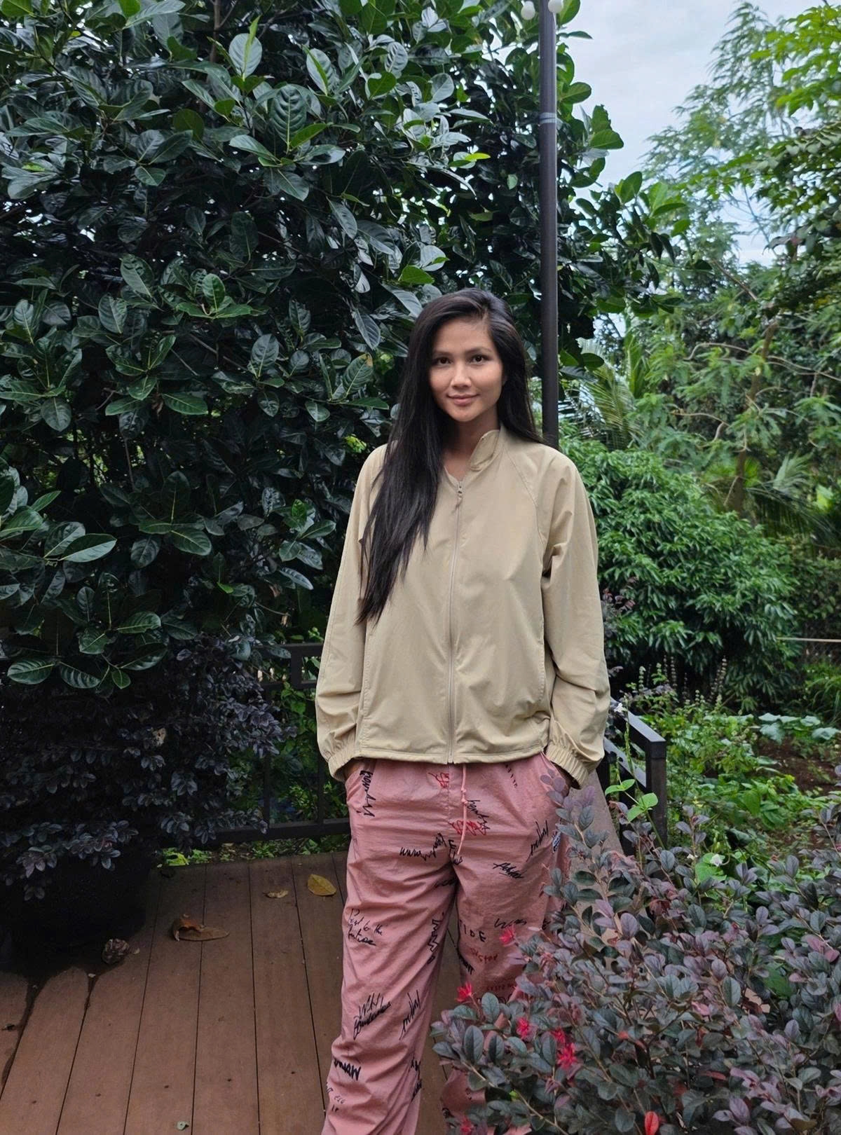 Hoa hậu H'Hen Niê chụp ảnh với khu vườn xanh mát của gia đình cô ở Đắk Lắk.