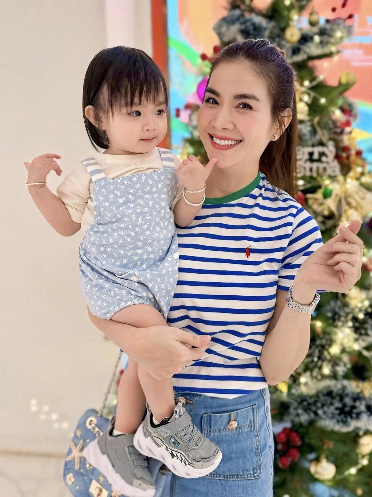 Kha Ly bế con gái Lita ra phố đón Giáng sinh sớm, cảm nhận không khí mùa lễ hội đã cận kề.