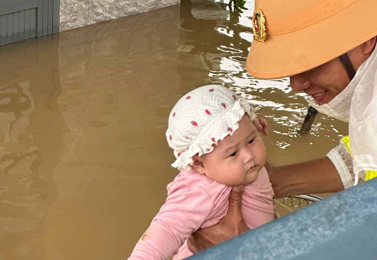 Lực lượng Công an Đồng Nai đưa người dân vùng lũ về nơi an toàn 