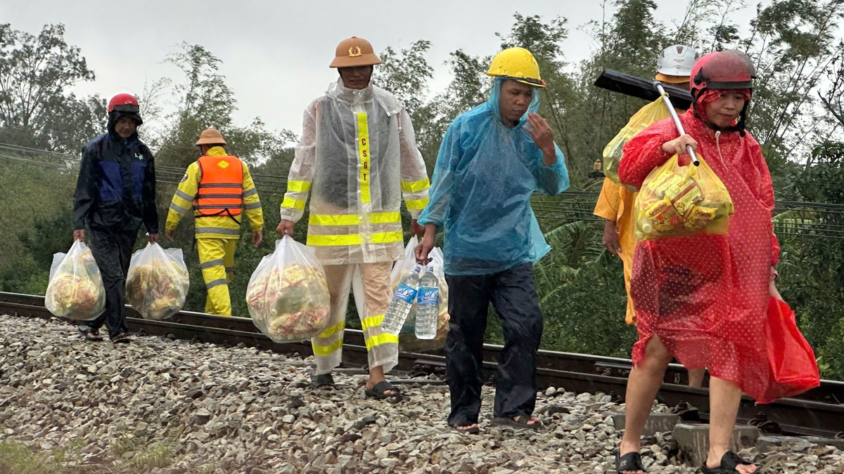 Lực lượng công an đem thực phẩm đến cho người dân vùng lũ