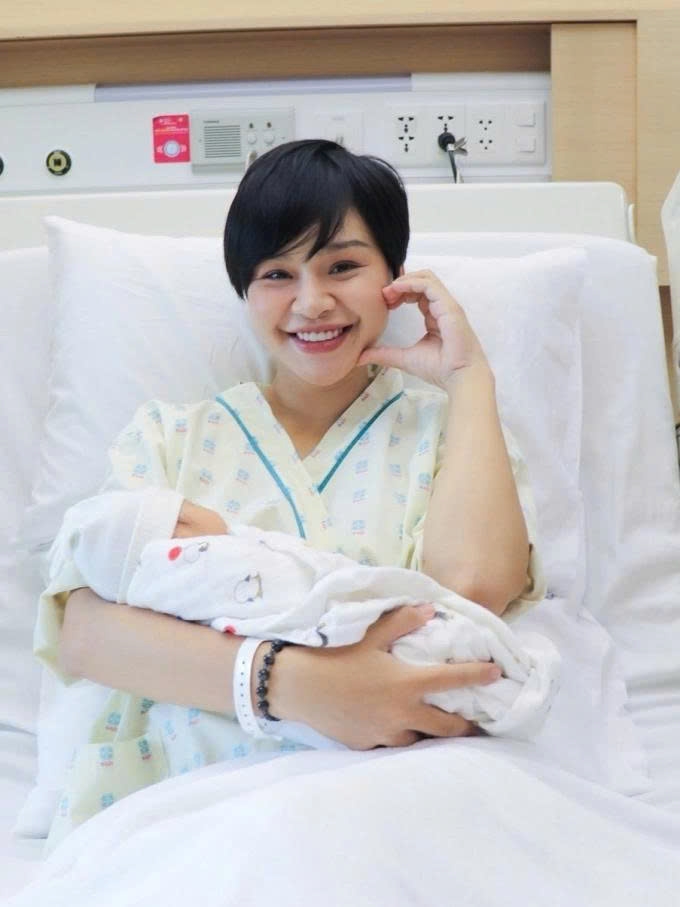 Người mẫu Lê Thu Trang chia sẻ đã sinh con đầu lòng, bé gái Bamboo, tại một bệnh viện quốc tế ở TP.HCM. Thu Trang cho biết sức khỏe của cô và con gái đã ổn định, tinh thần phấn chấn nhờ luôn có chồng, diễn viên Quang Sơn, đồng hành trong suốt thai kỳ lẫn lúc sinh nở.