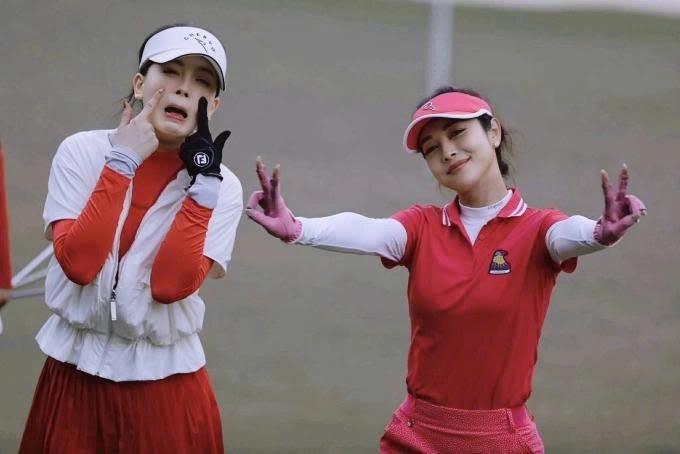 Á hậu Phương Nga, hoa hậu Jennifer Phạm tạo dáng nhí nhảnh trên sân golf.