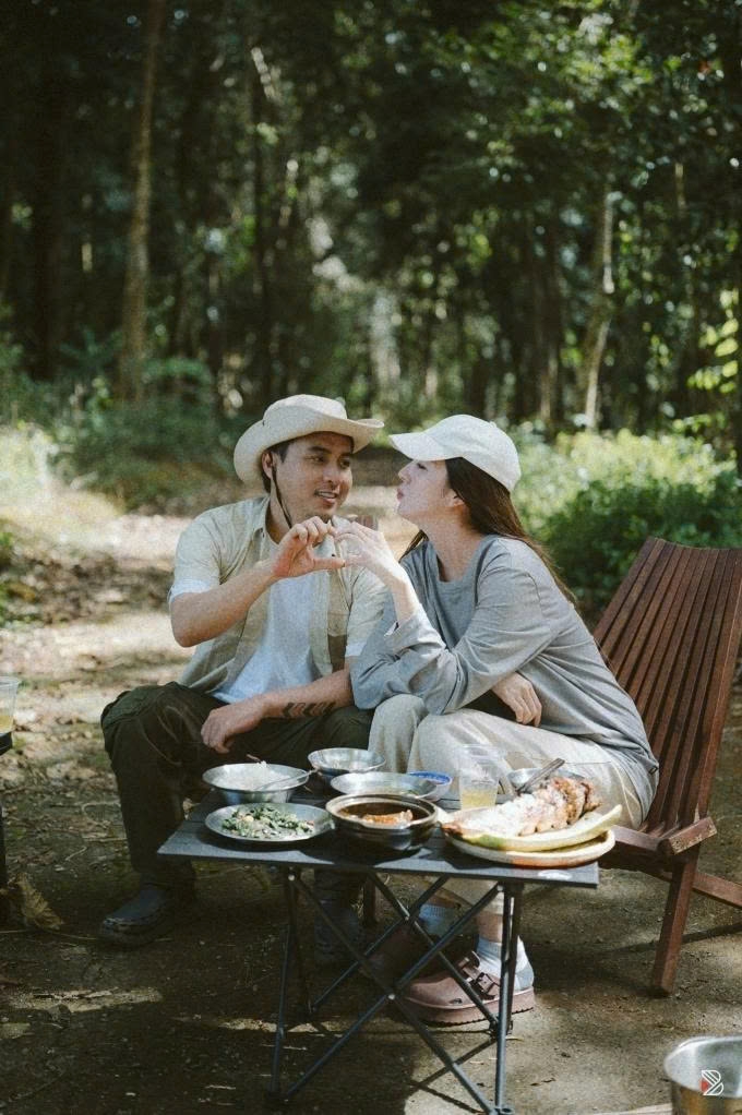 Vợ chồng Hồ Quang Hiếu - Tuệ Như tình tứ tại hậu trường một buổi quay vlog.