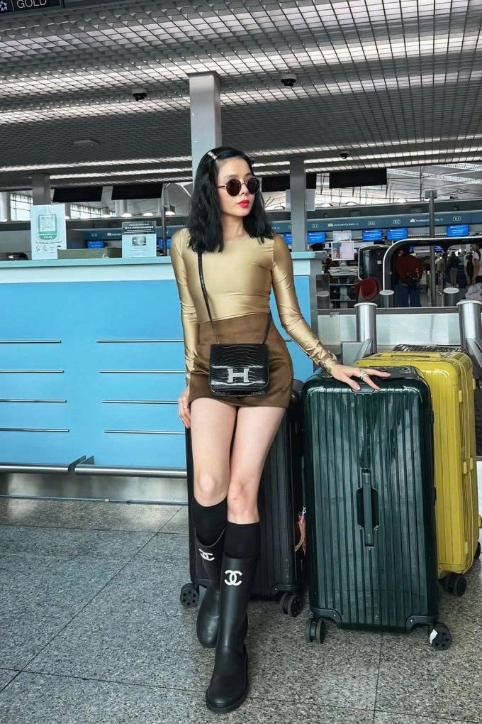 Ca sĩ Lệ Quyên diện hàng hiệu, khoe chân thon ở sân bay trên đường đi lưu diễn nước ngoài.