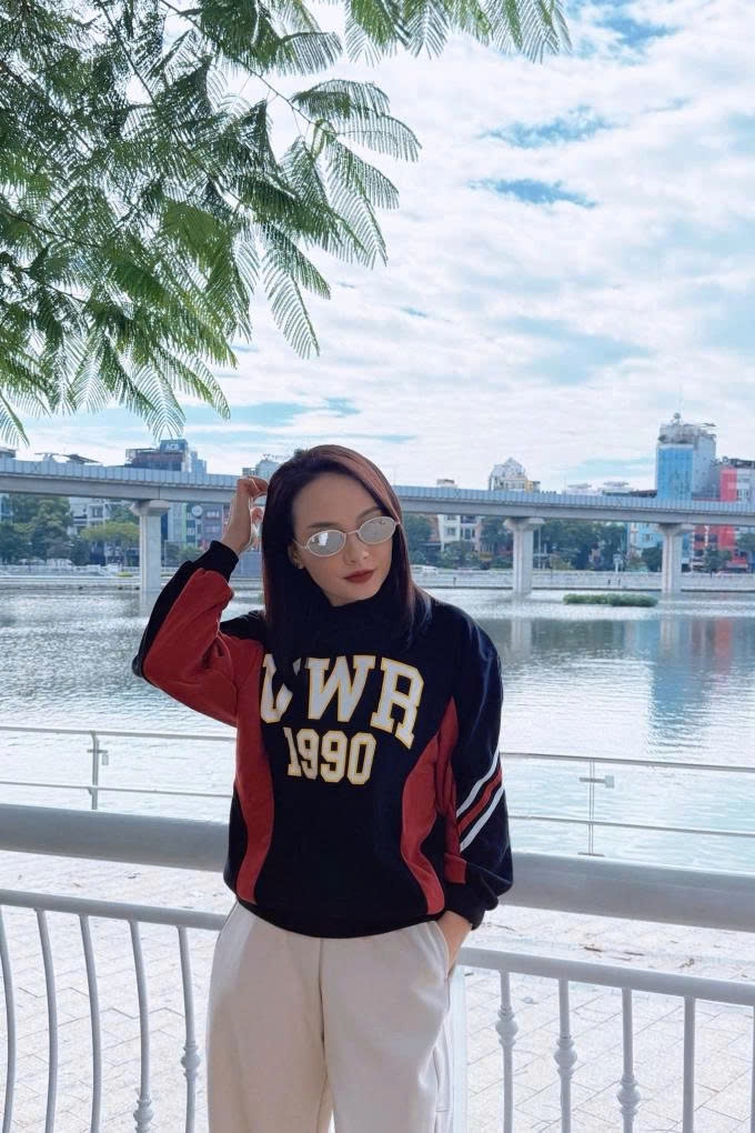 Diễn viên Bảo Thanh diện phong cách năng động dạo phố ngày đông.